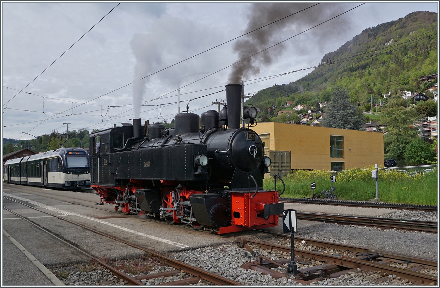 Die SEG G 2x 2/2 105 der Blonay Chamby Bahn rangiert in Blonay um den angekommen Zug wieder nach Chaulin zurück zu ziehen. 

5. Mai 2024