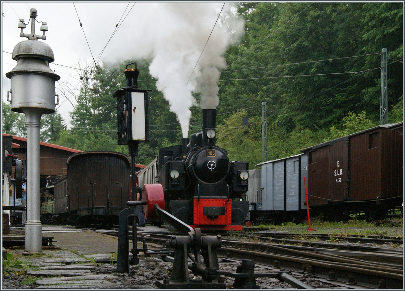 Die SEG G 2x 2/2 105 der Blonay Chamby Bahn ist in Chaulin eingetroffen, wo allerlei historische Utensilien zu entdecken sind.

9. Juni 2024