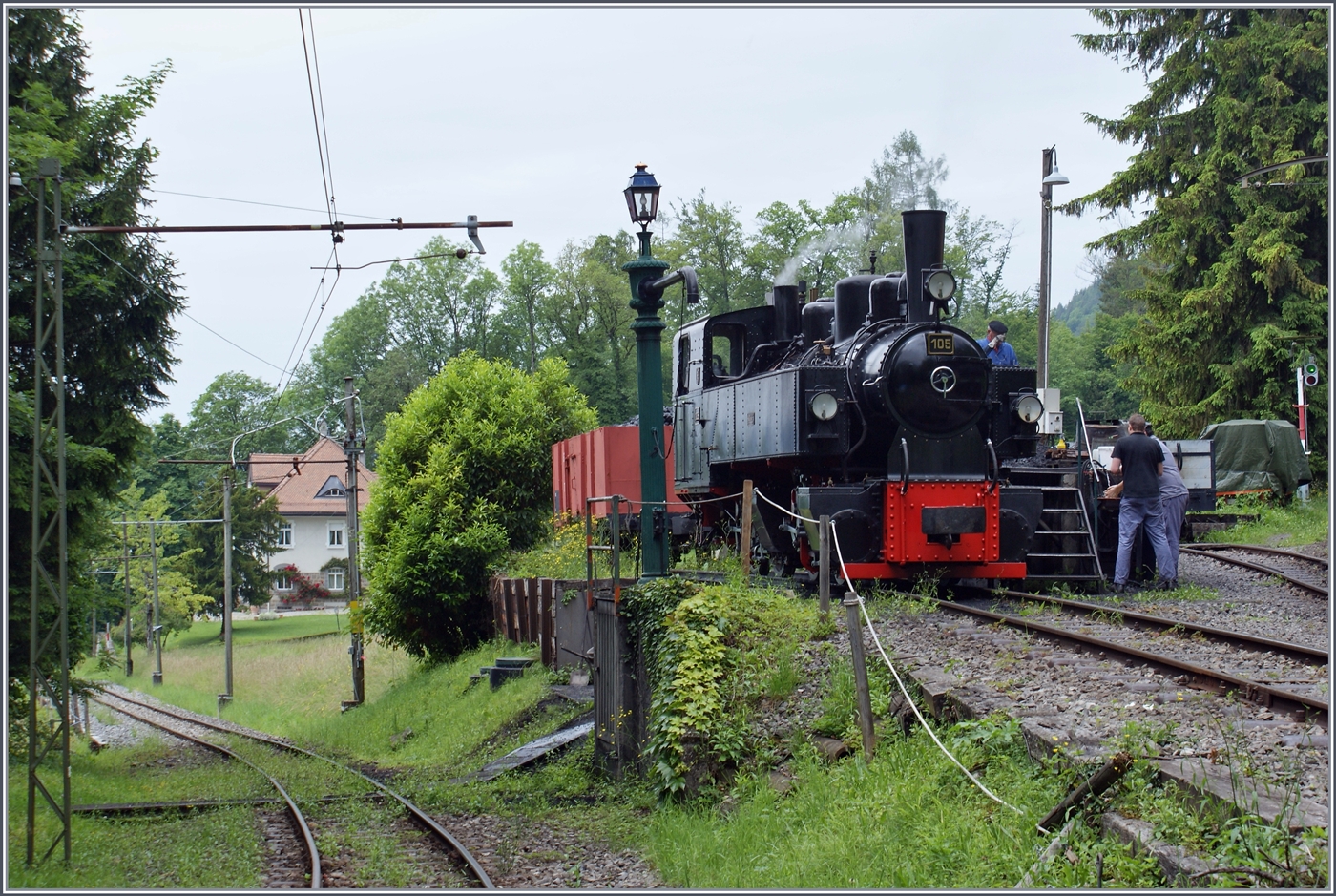 Die SEG G 2x 2/2 105 der Blonay Chamby Bahn wird in Chaulin mit Wasser und Kohle versorgt. 

9. Juni 2024