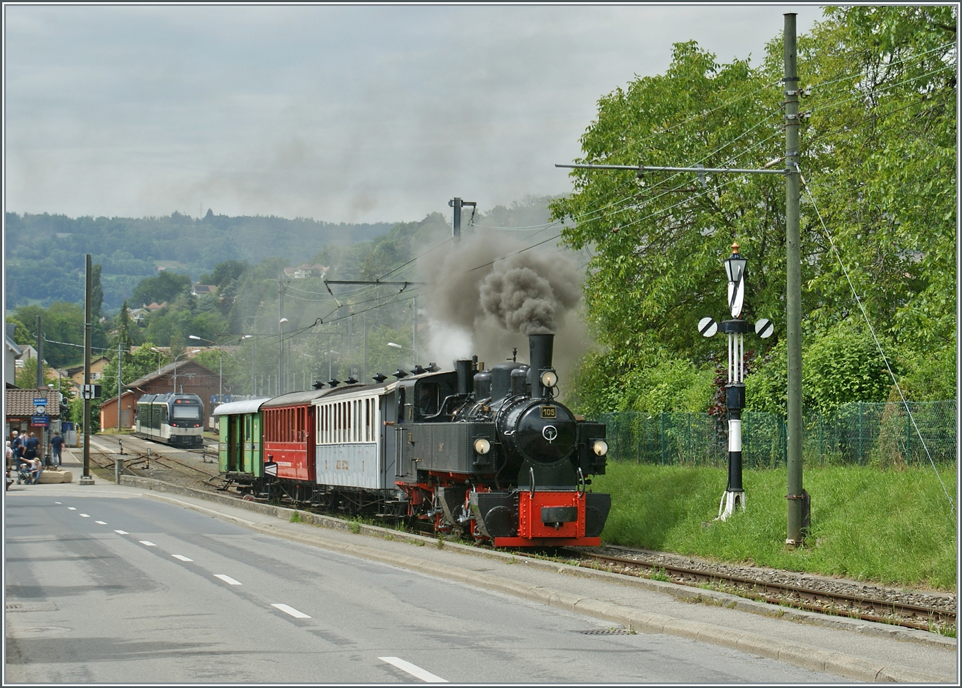 Die SEG G 2x 2/2 105 der Blonay Chamby Bahn verlässt mit eine bunten Zug den Bahnhof von Blonay.

9. Juni 2024