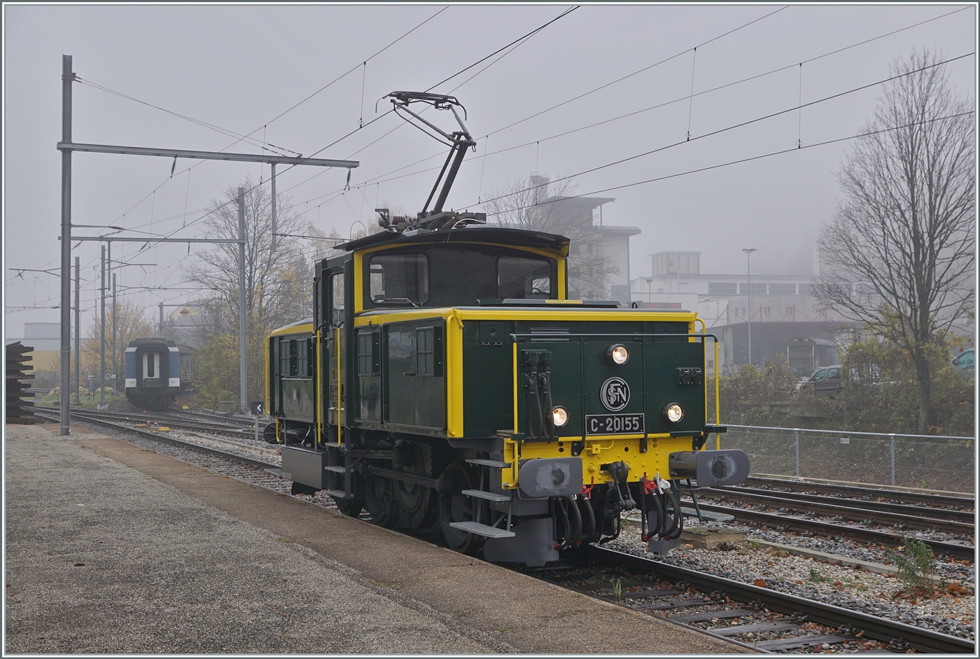 Die wunderschön hergerichtet SNCF C 20155 UIC N° 97 85 1 932-0 (ex SBB Ee 3/3 II 1615, ex SNCF C 20155) hat den Bahnhof von Klus erreicht und wird in Kürze nach Balsthal zurück fahren. 

8. Nor. 2025