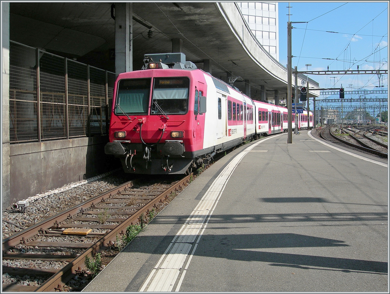 Doch das schönste Bild gelang mir während der Nachmittagskaffepause: Der ehemalige Travys RBDe 560 384, der jetzt als RBDe 560 DO 94 85 7 560 384-0 CH-SBB mit dem B NPZ DO 50 85 29-43 384-1 CH-SBB und dem ABt NPZ DO 50 85 29-43 984-6 CH-SBB erreicht als R9 24958 von Kerzers kommend das Gleis 70 in Lausanne. 

24. Aug. 2024