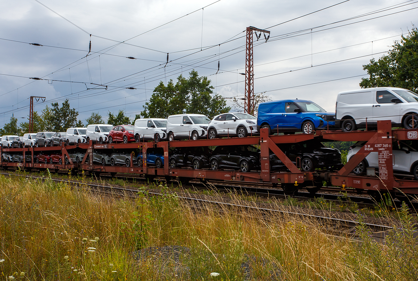 Doppelstock-Autotransportwagen 25 80 4367 693-5 D-ATG, der Gattung Laaeks 553, der DB Cargo Logistics GmbH (ex DB Schenker ATG) am 01 August 2024 im Zugverband bei der Zugdurchfahrt in Wilnsdorf-Rudersdorf (Kreis Siegen).

Der Wagen wurde 1988 von der Wagon Union (WU) in Berlin-Borsigwalde gebaut

Diese zuverlässigen und robusten Wagen dieser Bauarten wurden für den internationalen Transport von PKW entwickelt. Zur Be- und Entladung der oberen Ladeebene an Kopframpen können die Wagenenden aus der Transportstellung in die sogenannte Rampenstellung abgesenkt beziehungsweise angehoben werden. Des Weiteren können die Wagenenden der oberen Ladeebene in die Beladestellung angehoben werden. Hierdurch wird die maximale Durchfahrtshöhe für die Be- und Entladung der Fahrzeuge auf der unteren Ladeebene realisiert.

TECHNISCHE DATEN:
Gattung: Laaeks (Bauart 553)
Erstes Baujahr der Wagengattung: 1986
Spurweite: 1.435 mm
Anzahl der Achsen: 4
Länge über Puffer : 27.000 mm
Achsabstände: 9.000 / 4.300 / 9.000 mm
Ladelänge : 26.100 mm (unten) / 26.500 mm (oben)
Ladebreite : 3.000 mm (unten) / 2.910 mm (oben)
Wagenhöhe: 3.400 mm
Höchstgeschwindigkeit: 100 km/h (beladen) /120 km/h (leer)
Eigengewicht: 26.500 kg
Nutzlast: 18,5 t ab Streckenklasse A (unten max. 12 t / oben max. 10 t)
Kleinster befahrb. Gleisbogenhalbmesser: R = 80 m
Bremse: KE-GP (LL)
Bremssohle: IB 116
Intern. Verwendungsfähigkeit: RIV
