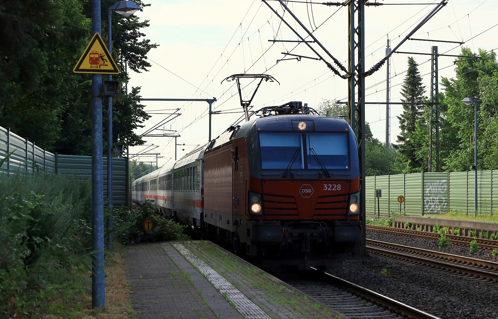 DSB EB 3228-1 (BauNr 22970) mit dem IC 1198 nach Kopenhagen Einfahrt Schleswig 24.06.2023