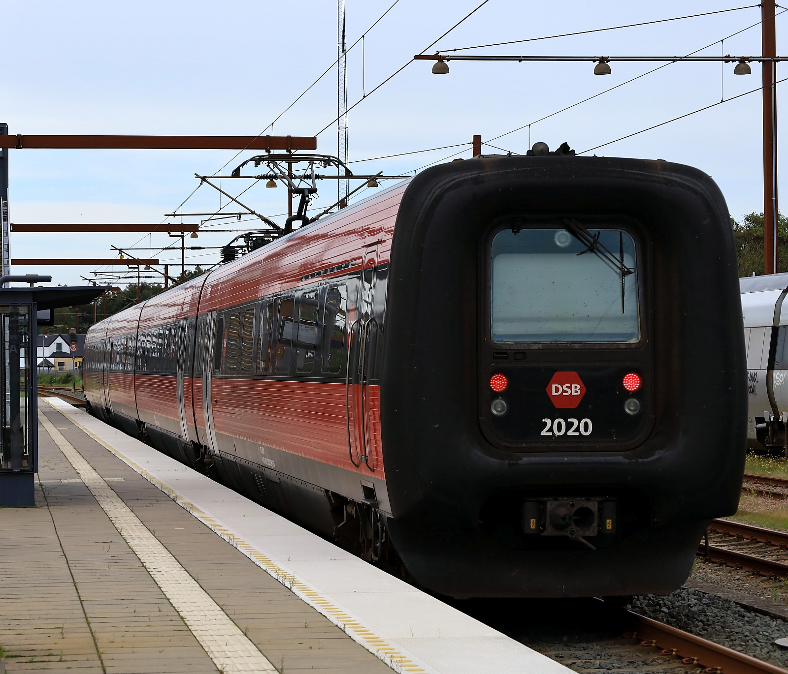 DSB IR4 in rot/schwarz lackiert ER 2020/FR 2220/FR 2320/ER 2120 nun als ICL nach Kopenhagen Lufthavn. Tinglev 24.08.2023