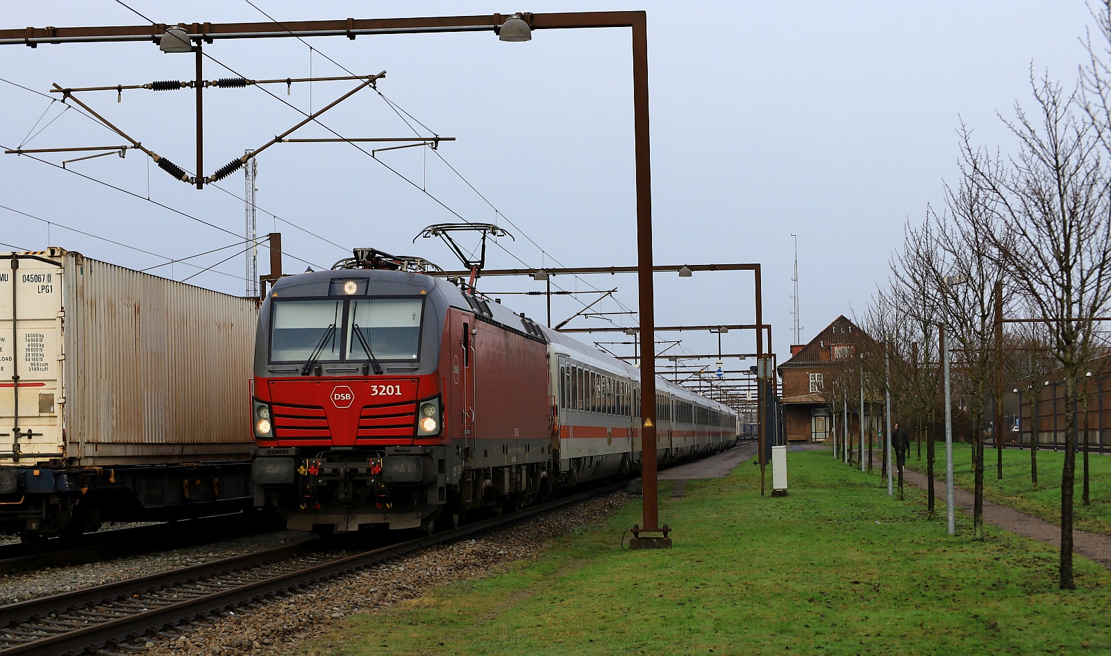 DSB Litra EB 3201 mit dem IC 383 nach Hamburg. Ausfahrt Pattburg/DK 15.12.2023