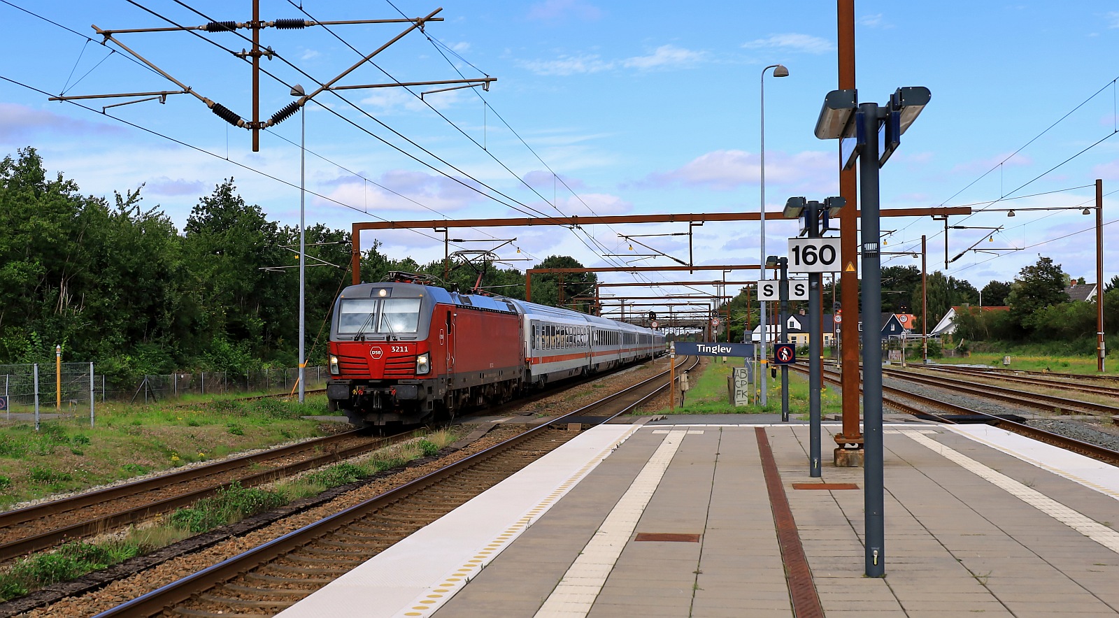 DSB Litra EB 3211 mit IC nach Hamburg auf der Durchfahrt in Tinglev. 24.08.2023