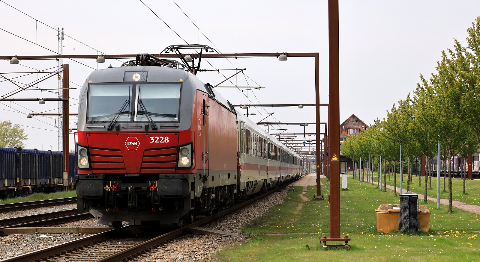 DSB Litra EB 3228 verlässt hier mit dem EC 395 nach Hamburg den Grenzbahnhof Pattburg/DK. 27.04.2024