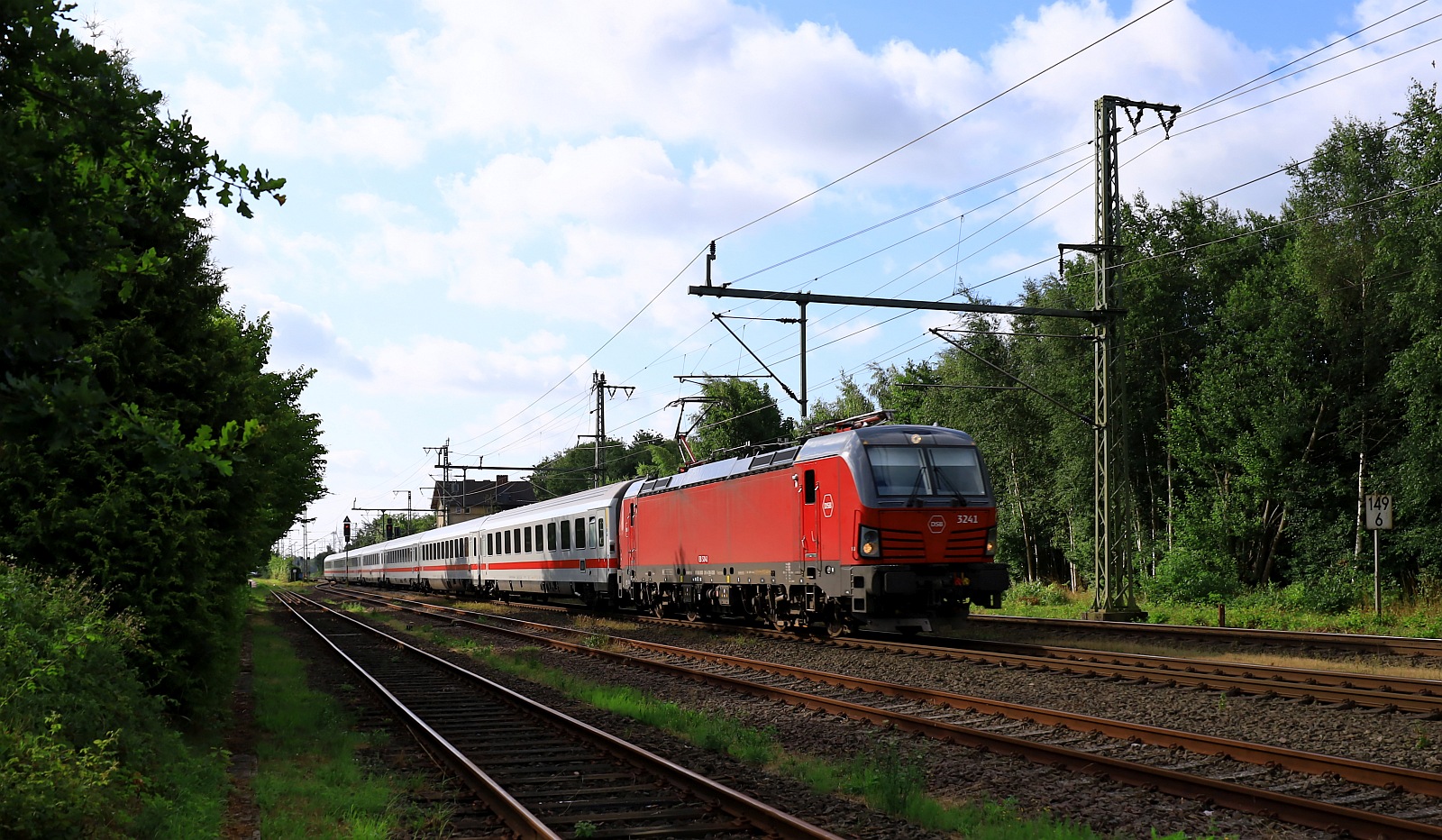 DSB Litra EB 3241 mit IC von Hamburg nach Kopenhagen hier bei der Durchfahrt in Jübek. 16.07.2023