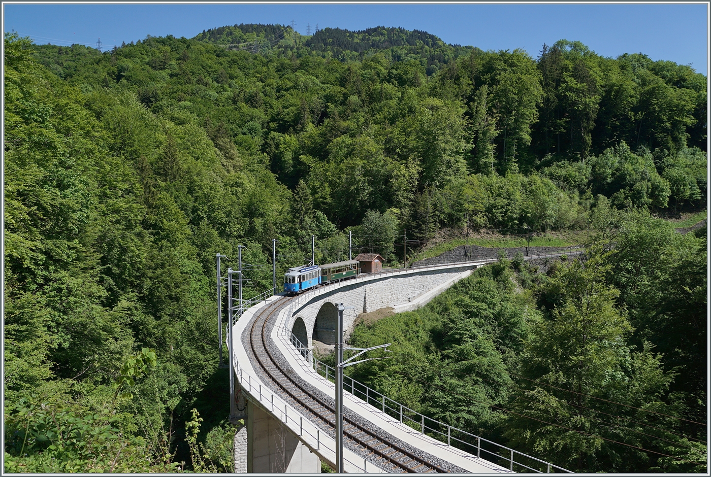 Durch die Sanierung des Baye de Clarens Viadukts und der damit verbunden Rodung einiger Bäume ergibt sich nun für kurze Zeit ein neuer Blick auf den Viadukt, welcher gerade vom TL Ce 2/3 N° 28 mit Beiwagen befahren wird.

Die MOB hat keine Mühe und Kosten gescheut neben der Restaurierung (ohne Streckenunterbruch für den Museumsbahnverkehr!) auch etliche Streckenabschnitte zwischen Chamby und Blonay mit neuen Gleisen und Fahrleitung ausgestattet. 

18. Mai 2025