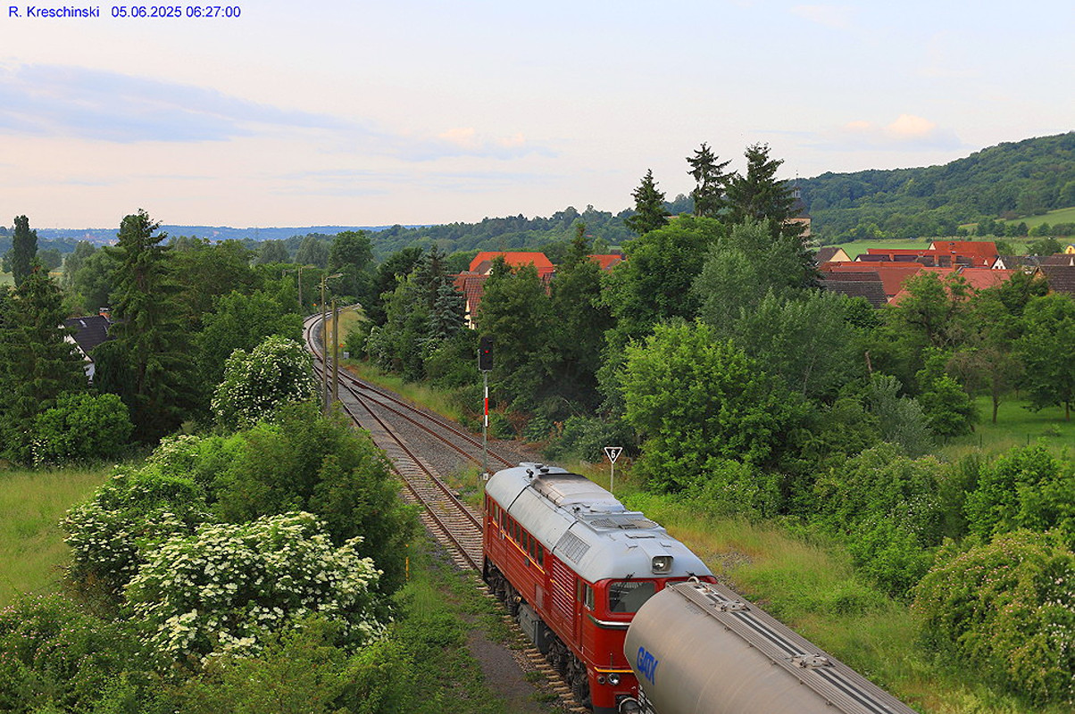 EBS V200 507 mit leeren Kohlestaubwagen von Karsdorf nach Spreewitz, am 05.06.2025 beim Kreuzungshalt in Freyburg (U) Bbf. (Foto: Reinhold Kreschinski)