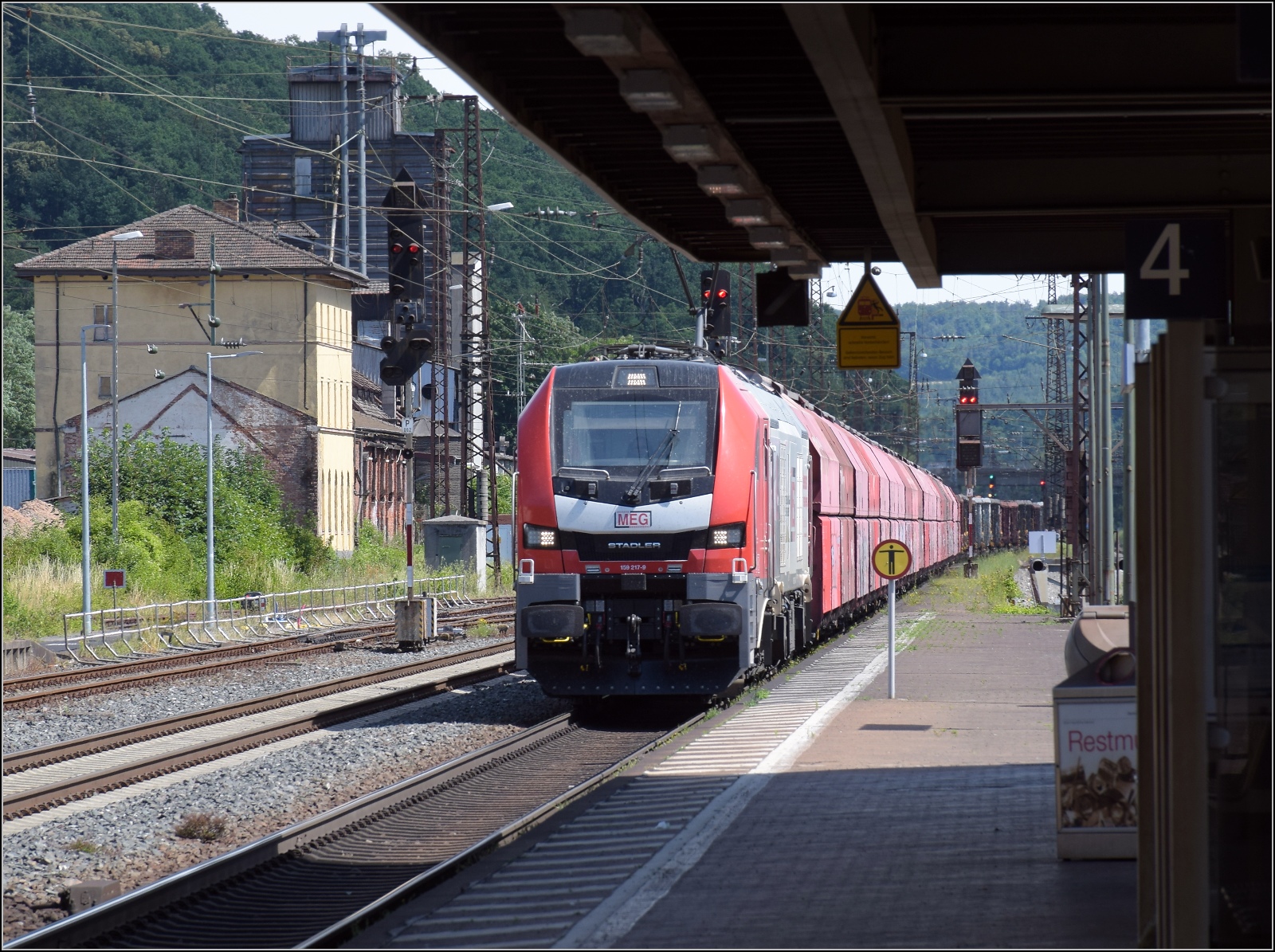 Echte Brummer.

Die Eurodual der MEG 159 217 hat in Gmünden am Main sogar den Dieselmotor zugeschaltet, um den langen Güterzug die hier beginnende Rampe den Spessart hinauf nach Flieden zu bringen.