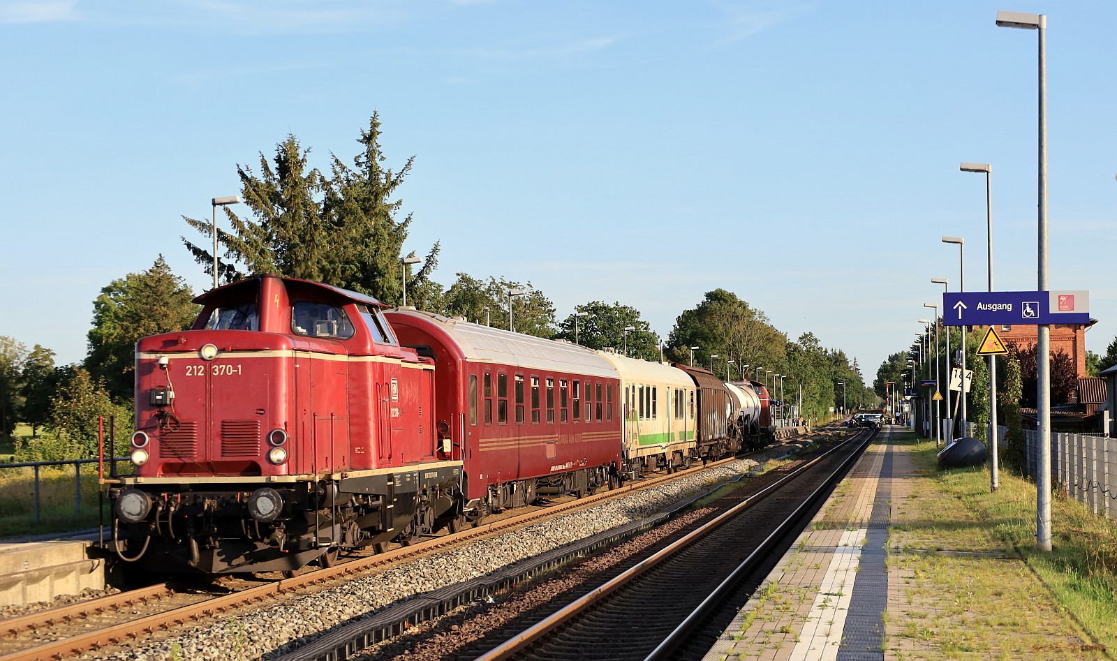 EfW 212 370 + CRSHU 001-5 + WeedFre 0395 003-4 + H-Wagen + Zacs + Zaens + 212 325 als  Unkrautvernichter  unterwegs Richtung Nieb�ll. Langenhorn 02.08.2026 II