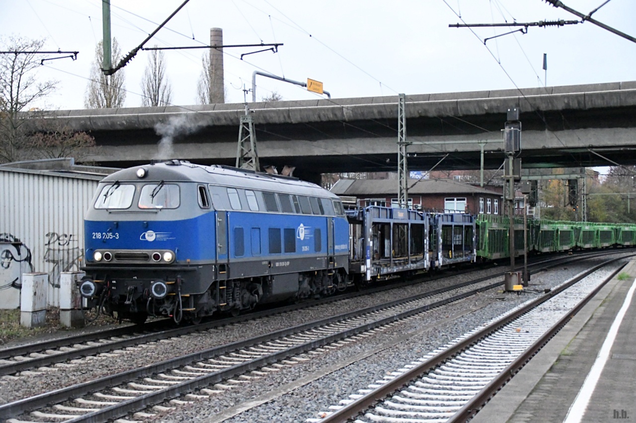 EGP 218 205-3 zog einen leeren autozug durch hh-harburg,24.11.22