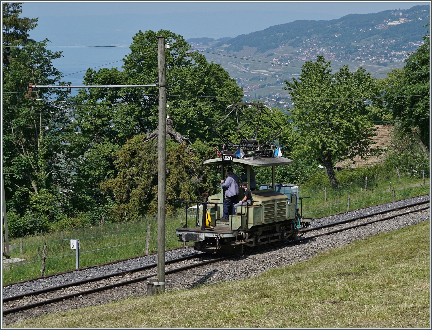 Eher selten auf der Strecke zu sehen: der VBZ Schienentraktor Te 2/2 926 ist bei Chaulin auf dem Weg nach Blonay.

29. Mai 2023