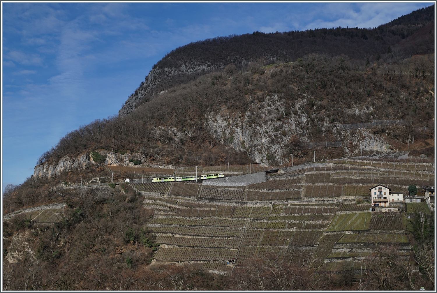 Ein A-L Zug ist in den Weinbergen oberhalb von Aigle bei Fontanney auf der Fahrt nach Leysin.

4. Jan. 2024