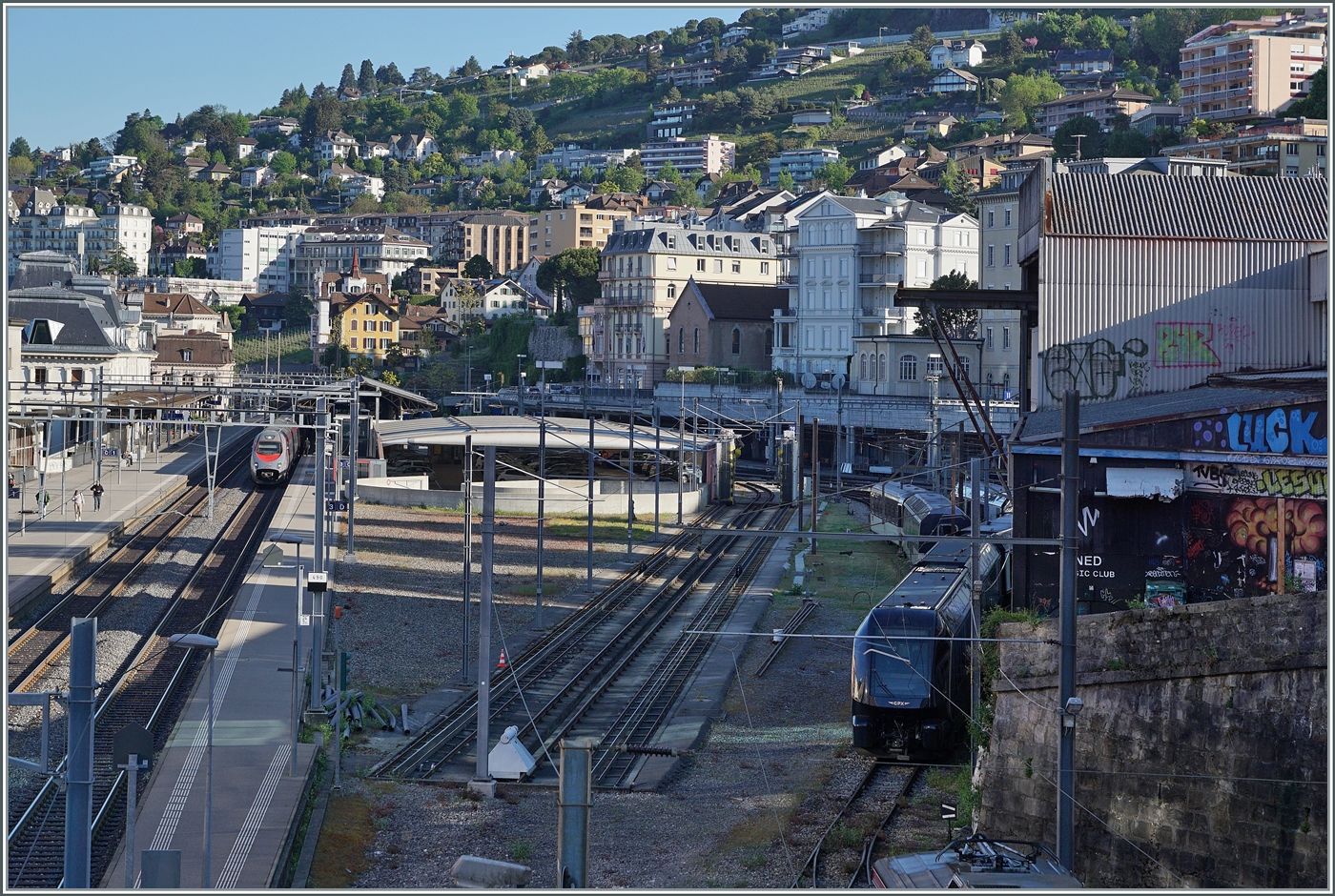 Ein Blick auf den Bahnhof von Montreux von Südosten her. Rechts die relativ ausgedehnte Gleisangelange der MOB, Links die abgespeckte SBB Gleisanlage mit lediglich zwei Gleisen.  Im Hintergrund erreicht ein FS Trenitalia ETR 610 als EC 143 nach Domodossola Montreux, rechts im Bild ist ein abgestellter GPX zu sehen.   

29. April 2025