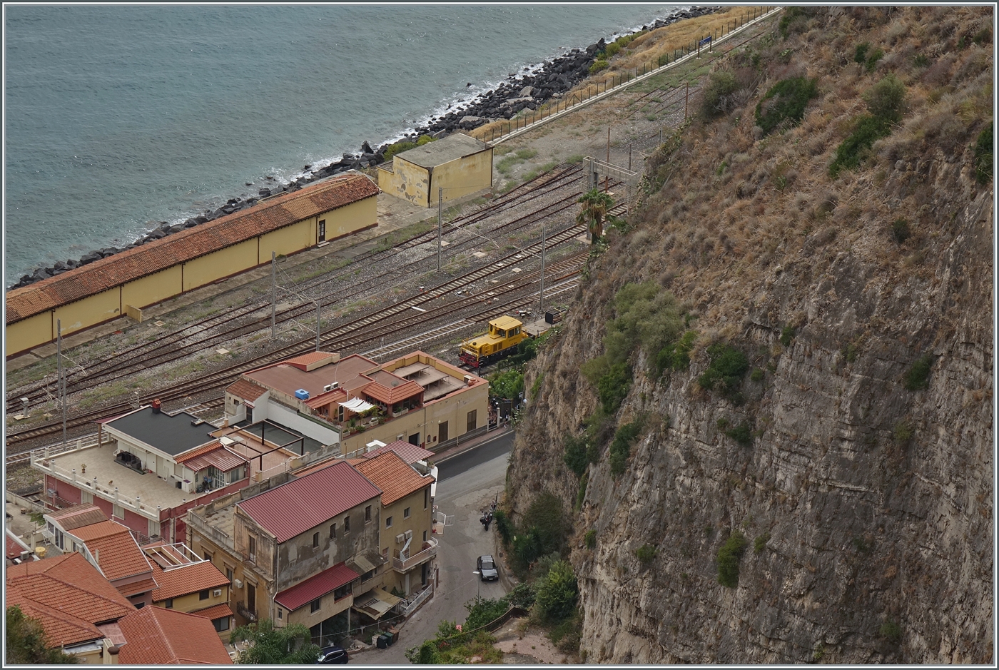 Ein Blick auf den Bahnhof Taormina Gardini vom hoch gelegenen Taormina aus: im nördliche Bahnhofskopf zeigt sich RFI Baudienstfahrzeug im Bahnhof von Taormina-Giardini.
24. Sept. 2025 Ein Blick auf den Bahnhof Taormina Gardini vom hoch gelegenen Taormina aus: im nördliche Bahnhofskopf zeigt sich RFI Baudienstfahrzeug im Bahnhof von Taormina-Giardini.
24. Sept. 2025