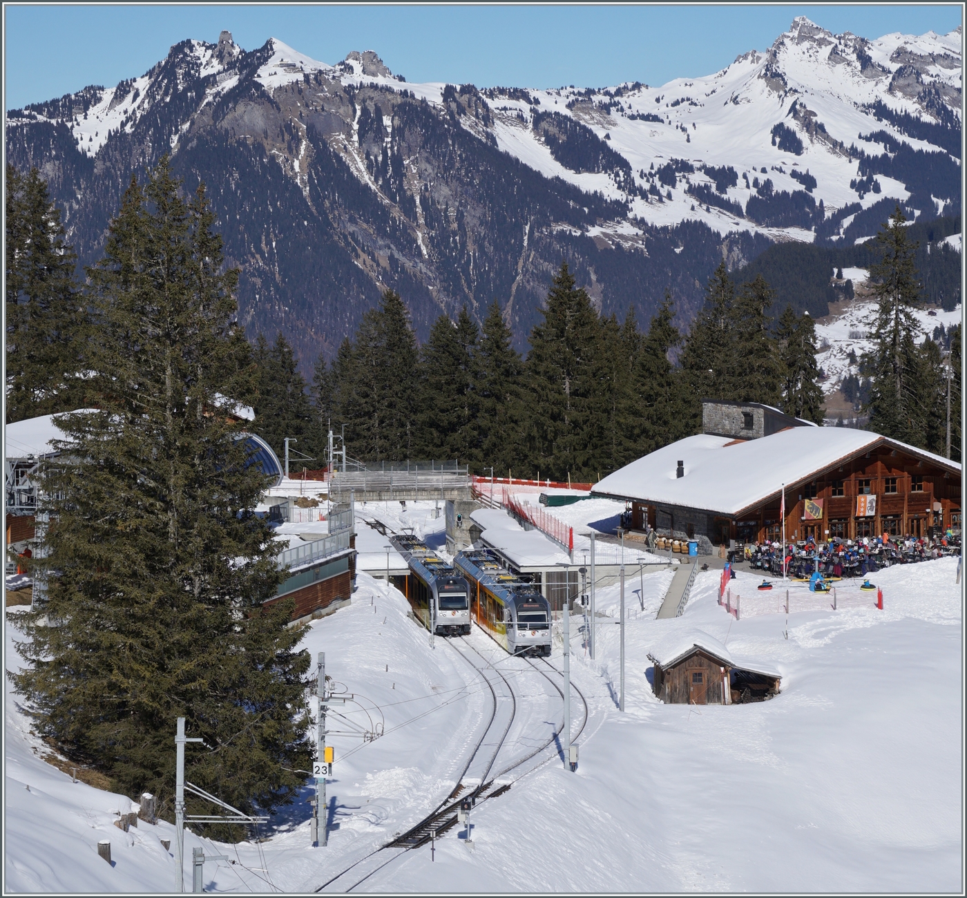 Ein Blick auf den Bahnhof von Winteregg mit zwei sich kreuzenden BLM Be 4/6. 

18. Februar 2025
