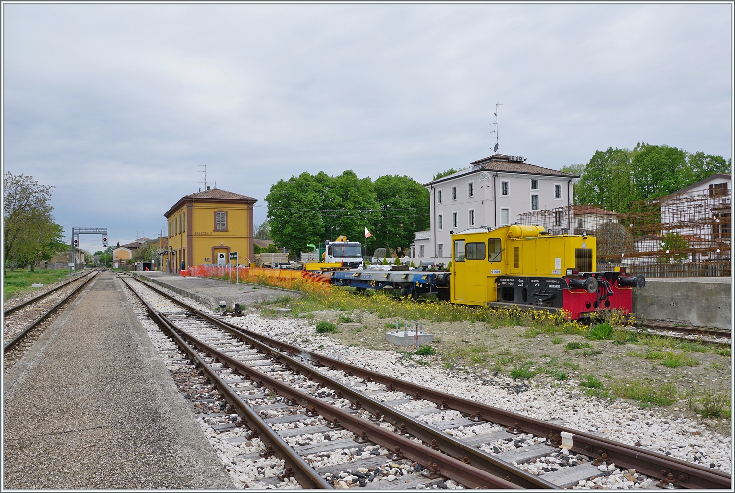 Ein Blick auf die Station von Brescello-Viadana an der Strecke Parma - Suzzara. Hier in Brescello und Umgebung wurden die bekannten  Don Camillo -Filme gedreht. rechts im Bild ein zweiachiger IT RFI Dieseltraktor, der wohl fr die Elektrifzierungs Arbeiten der Strecke hier weilt

17. April 2023 