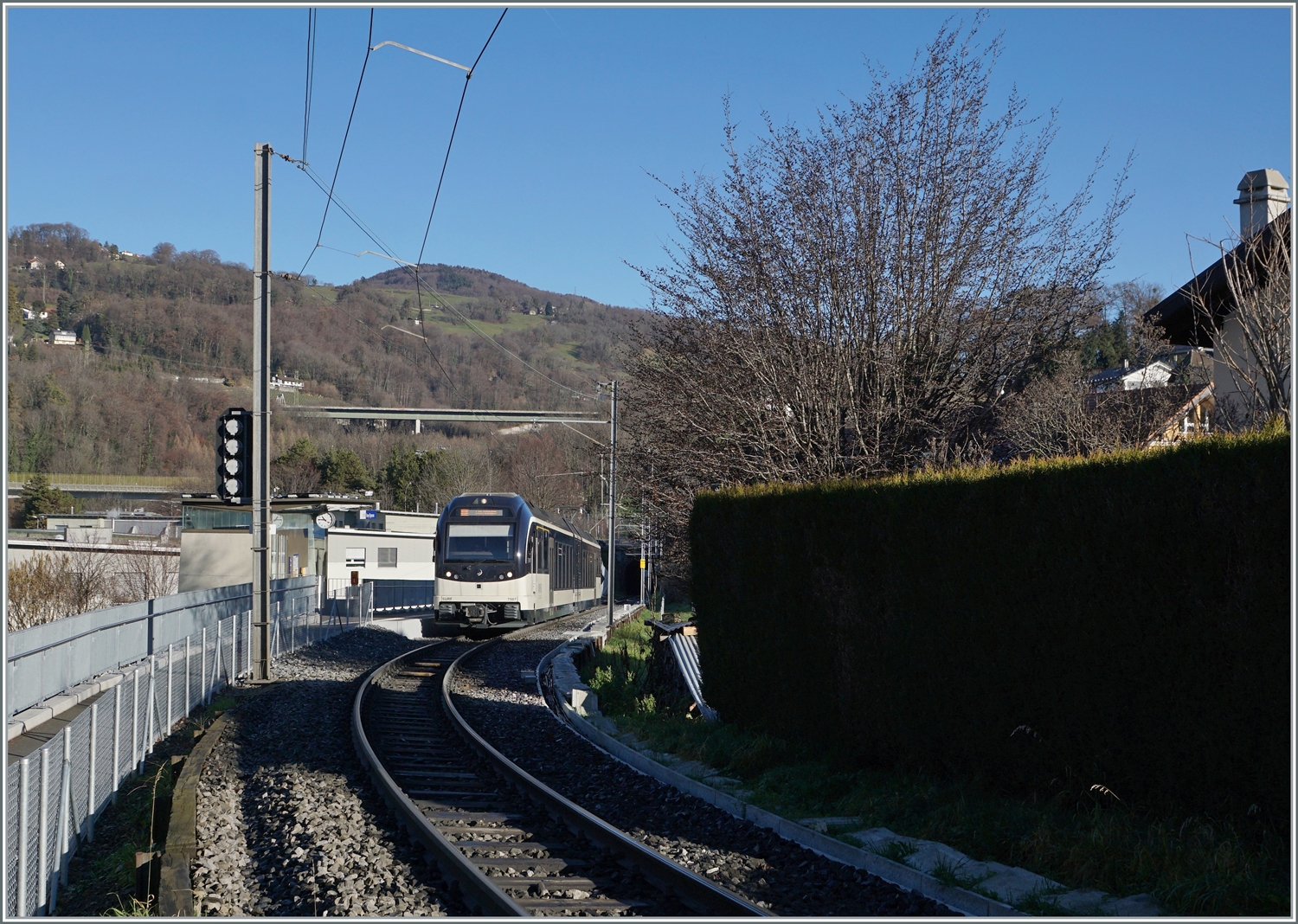 Ein CEV MVR Regionalzug verlässt die neue Station Vevey Vignerons in Richtung Blonay.

7. Jan 2023