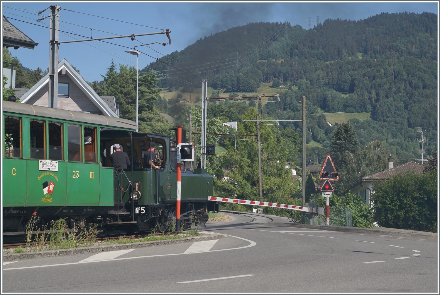 Ein eher ungewöhnliches Sujet: Das Trasse der B-C (bzw. der MOB) ab dem Bahnübergang: Allem Anschein nach wurde die Gleise so hergerichtet, dass auch Pneu-Fahrzeue hier verkehren können, wohl um Zugang zu maroden nun zur Sanierung anstehenden Brücke über die Baye de Clarens zu haben. 

Blonay. den 22. Juli 2023