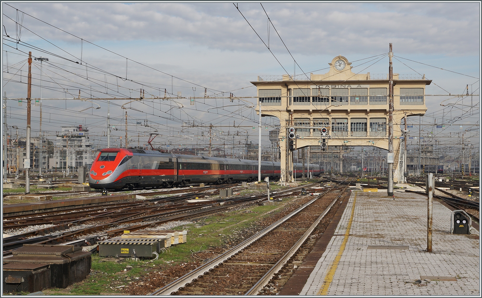 Ein FS Trenitalia ETR 500 erreicht Milano Centrale. 

8. Nov. 2022