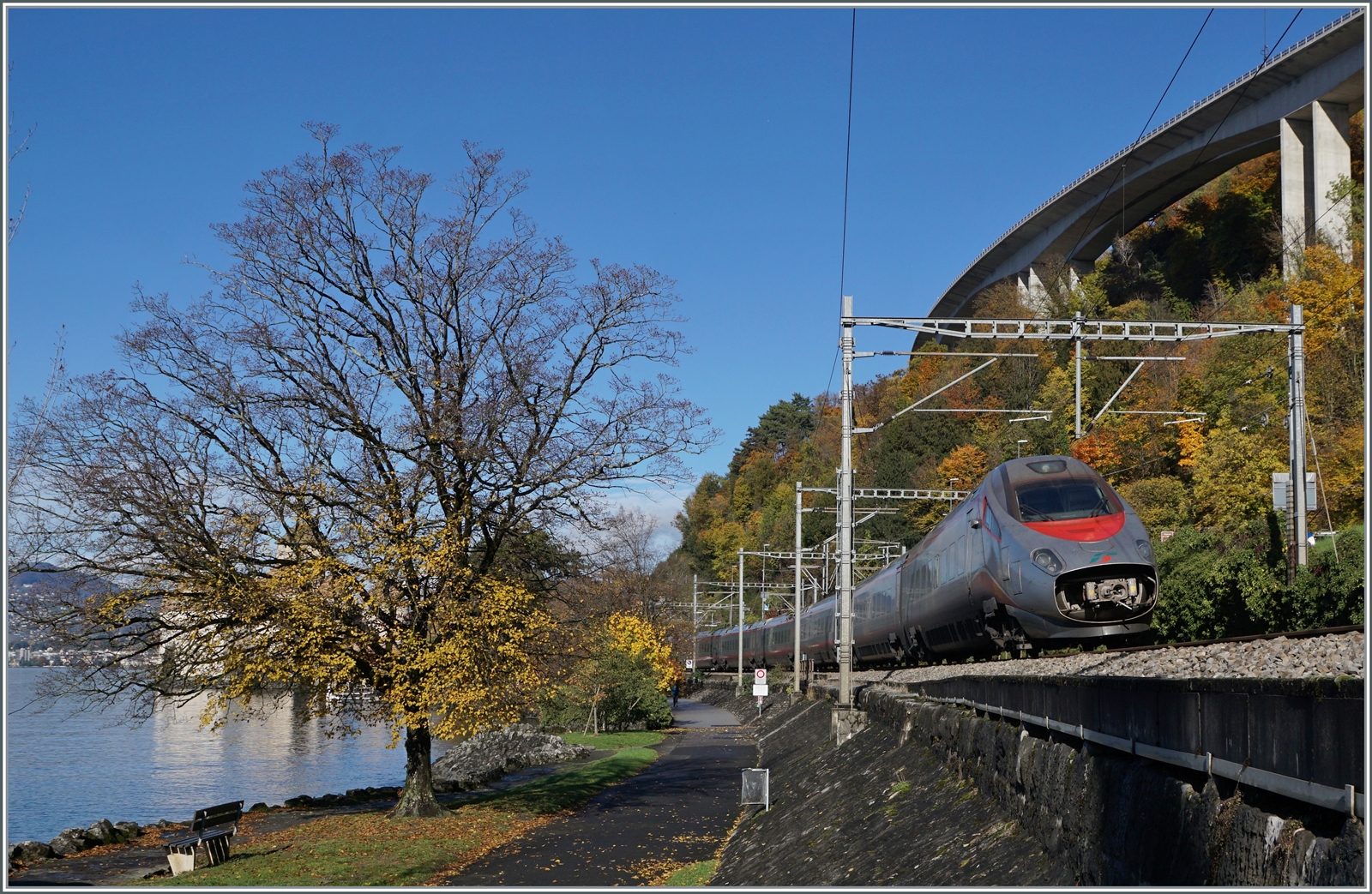 Ein FS Trenitalia ETR 610 ist kurz nach Villeneuve auf dem Weg von Milano nach Genève. 

16. Nov. 2022