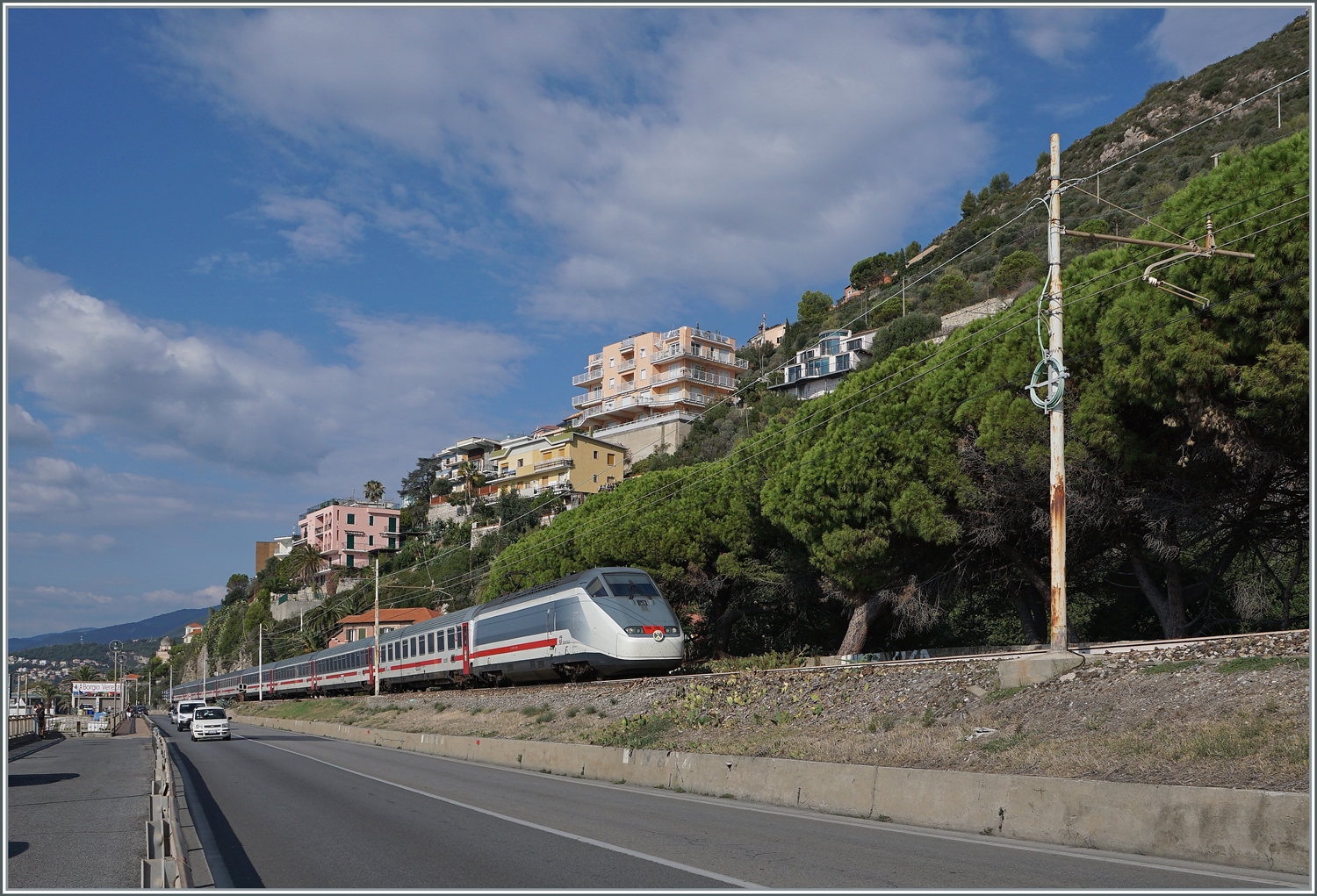 Ein FS Trenitalia Intercity der Relation Ventimiglia - Milano ist bei Finale Liguer unterwegs. 

22. Sept. 2022