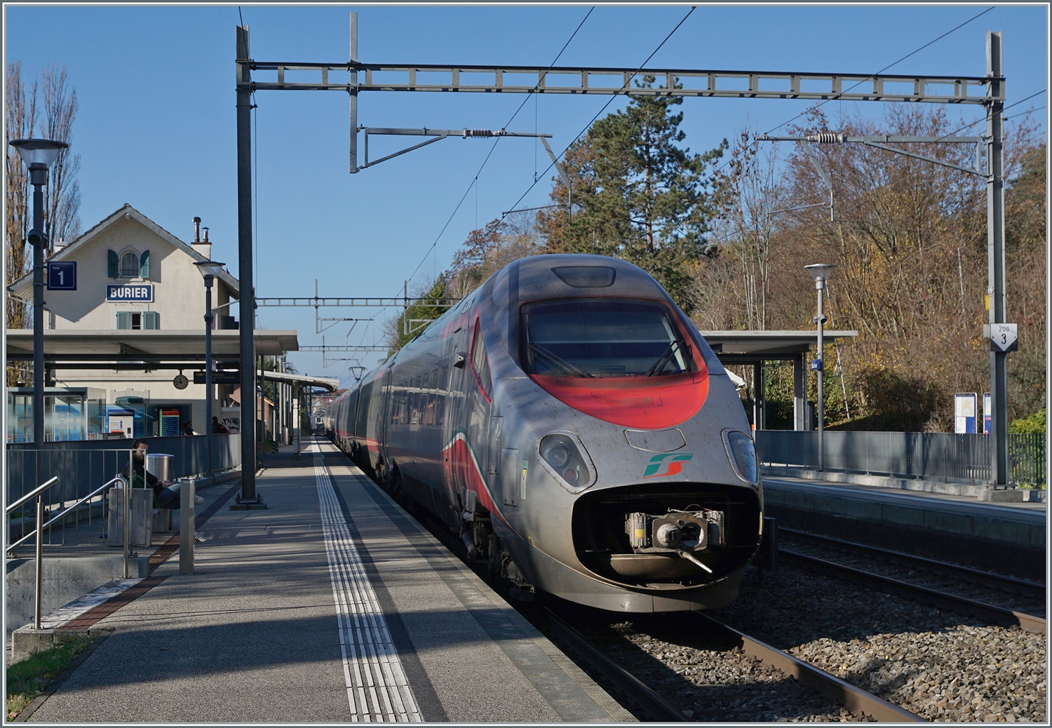 Ein FS Trenitalia mit leider offener Bugklappe fährt als EC 32 (Milano - Genève) in Burier durch. 23. Nov. 2023