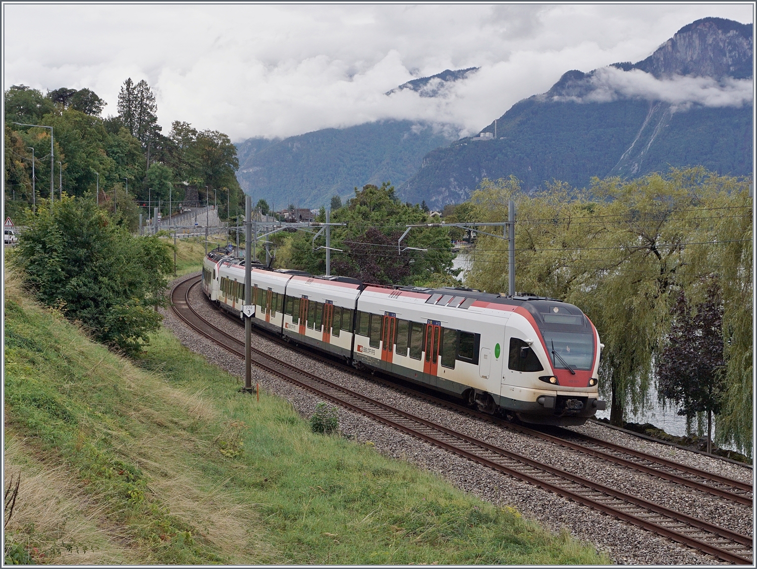 Ein gemischtes Doppel: Flirt und Flirt3 sind bei Villeneuve als S4 auf dem Weg nach Vallorbe und Le Brassus. Ärgerlich - der Nachschuss, der die beiden Züge besser gezeigt hätte konnte nicht umgesetzt werden, da der hintere Firt 3 verschmiert war.

29. Aug. 2023