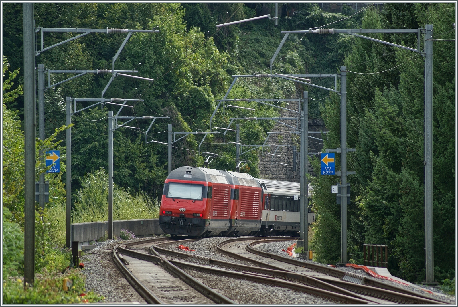 Ein IR90 wird gleich von zwei SBB Re 460 geschoben und konnte als Nachschuss kurz nach der Ausfahrt von Burier festgehalten werden. 

7. September 2022