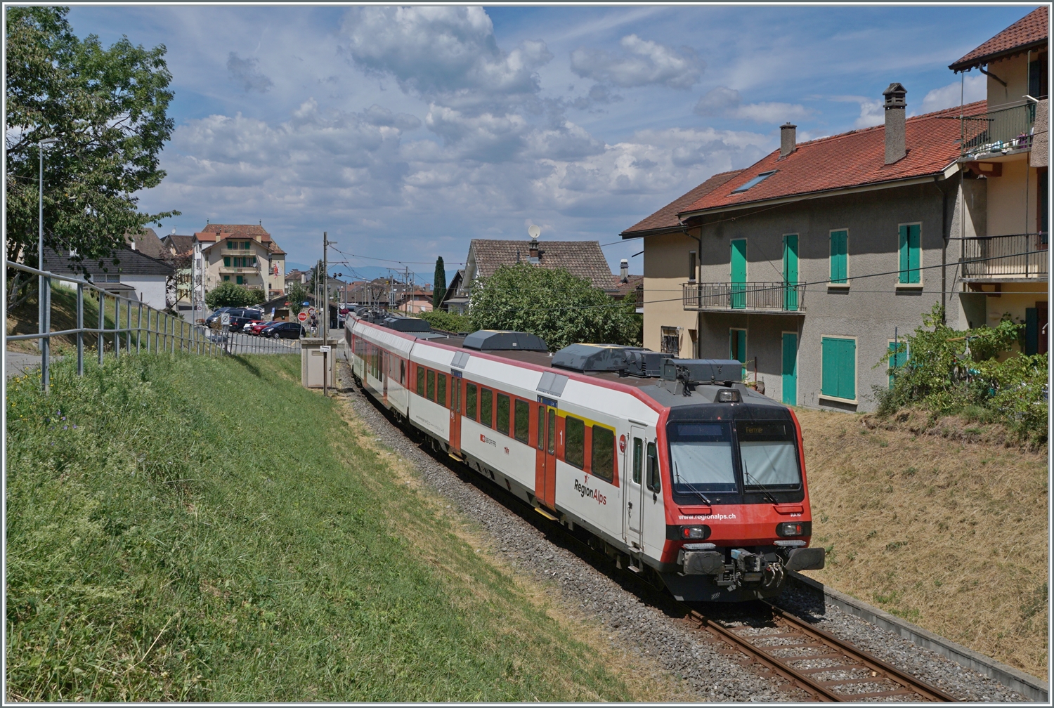 Ein Region Alps RBDe 560  Domino  von Brig kommend erreicht St-Gingolph. 


30. Juli 2022