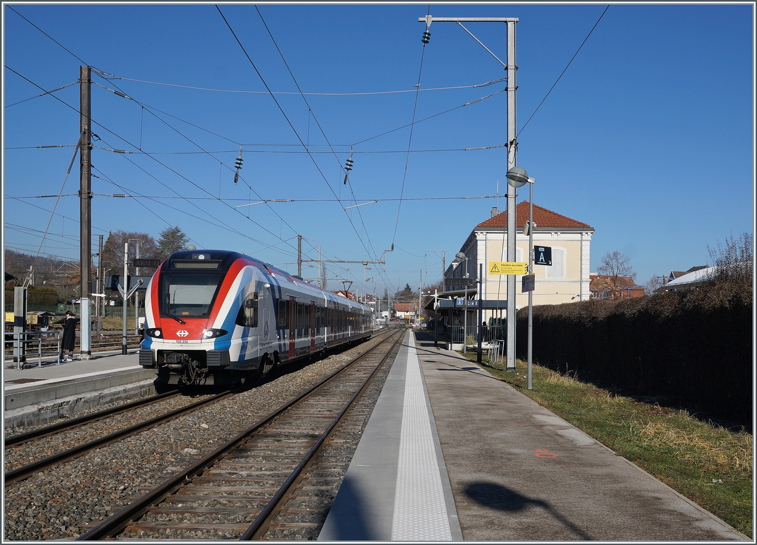 Ein SBB LEX RABe 522 auf dem Weg von Annecy nach Coppet wartet La Roche sur Foro auf den Gegen- und Anschlusszug nach St Gervais Les Bains Le Fayet. 

14. Feb. 2023