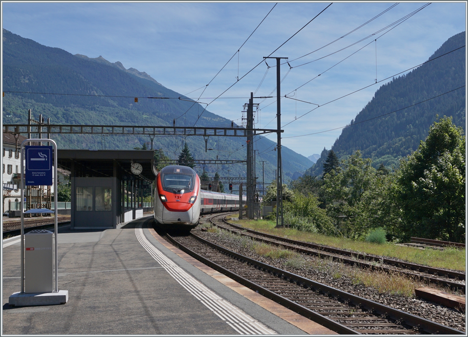 Ein SBB RABe 501  Giruno  in Richtung Norden hat den Bahnhof von Faido erreicht. 

4. Sept. 2023 