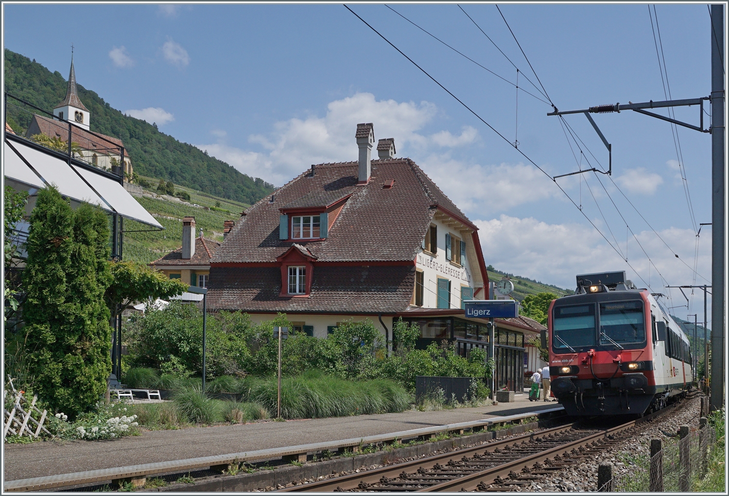 Ein SBB RBDe 560  Domino  ist als Regionalzug von Biel/Bienne nach Neuchâtel unterwegs und hält in Ligerz. Der Einspuabschnitt bei Ligerz wird zur Zeit  saniert  d.h. durch einen Doppelspuprtunnel ersetzt. Wenn dieser in wenigen Jahren den Verkehr aufnimmt ist es mit er Bahnromantik in Ligerz vorbei.

5. Juni 2023