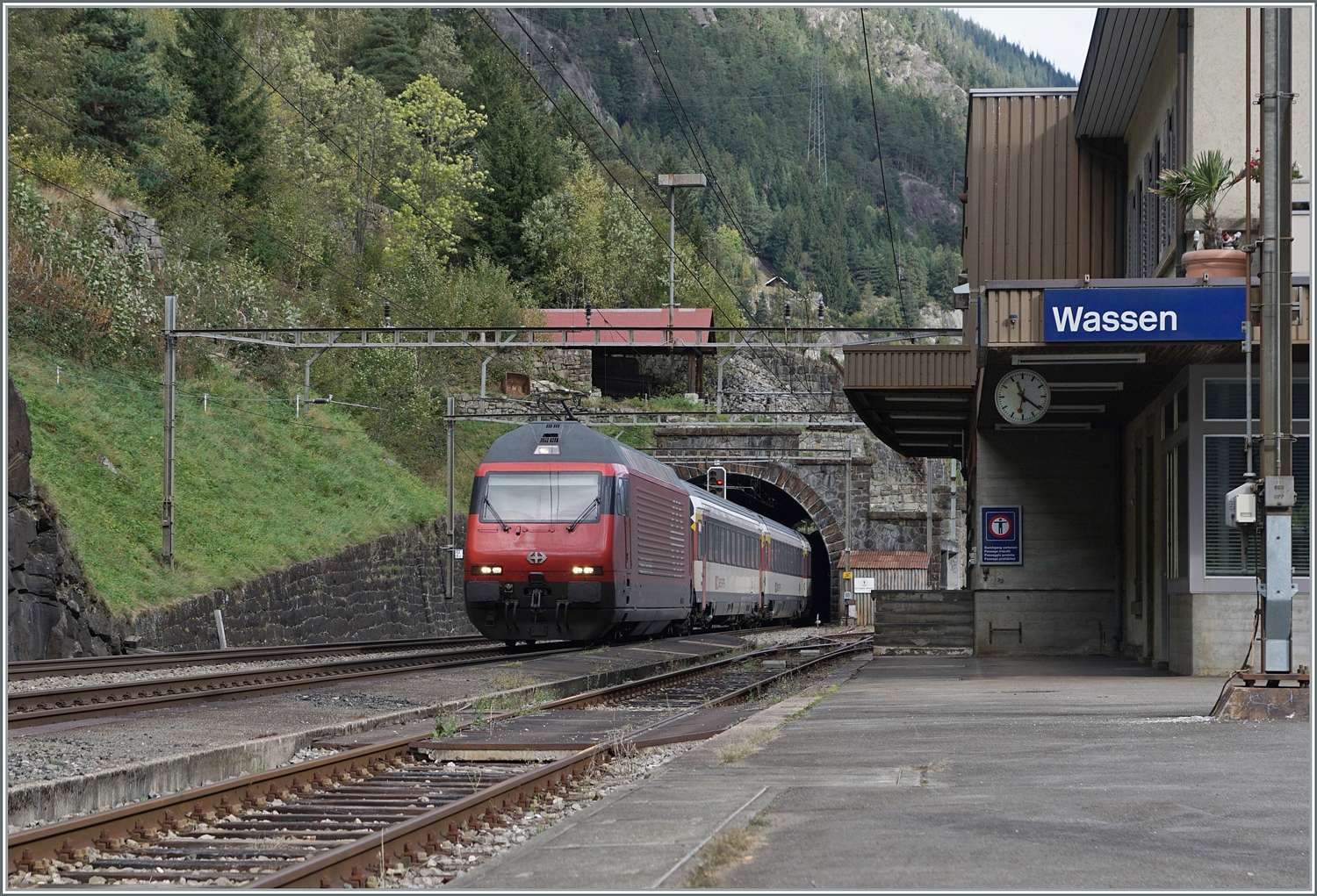 Ein SBB Re 460 fährt mit einem IC2 auf dem Weg in Richtung Arth Goldau durch den Bahnhof von Wassen. 

19. Oktober 2023