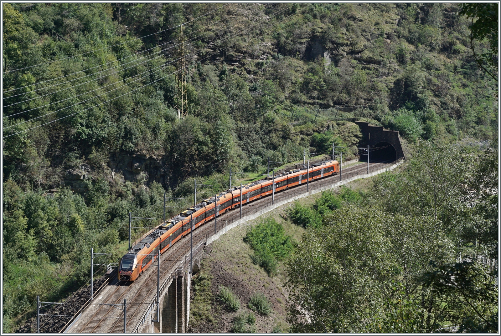 Ein SOB TRAVERSO RABe 526 fährt als  Treno Gottardo  über die 103 Meter lange Polmengobrücke und erreicht in Kürze Faido. 

4. Sept. 2023 
