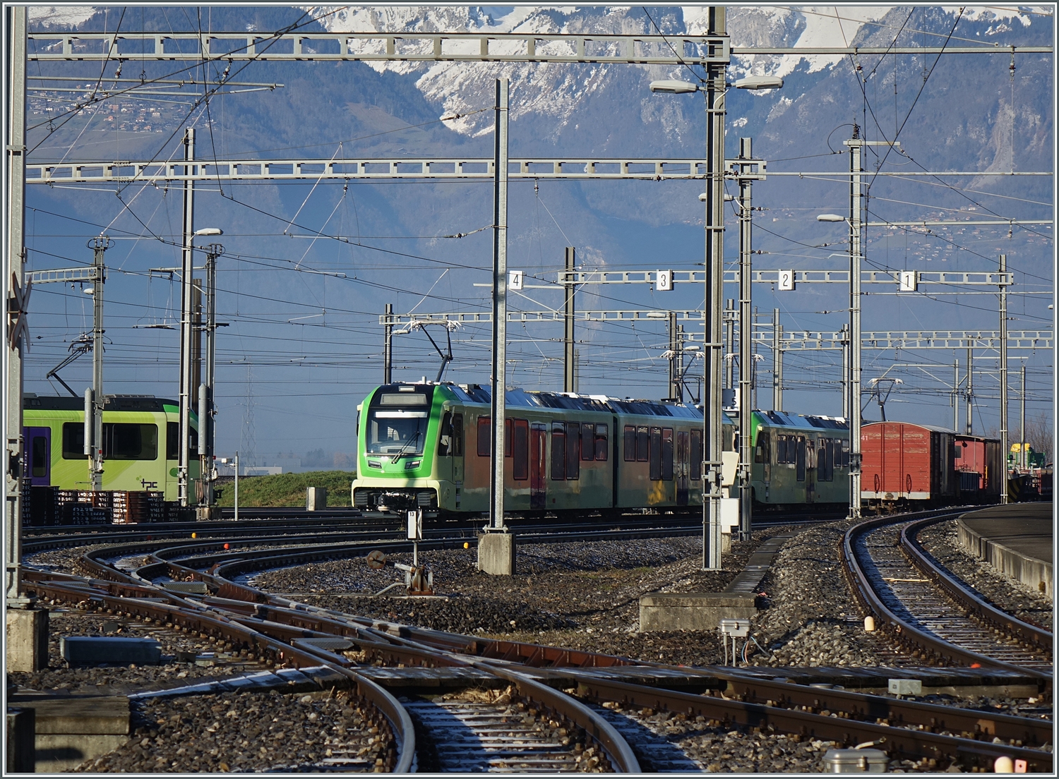 Ein Teleblick in Dépôt der TPC zeigt gleich zwei neue ABe 4/8 Triebzüge. 

18. Dez. 2023