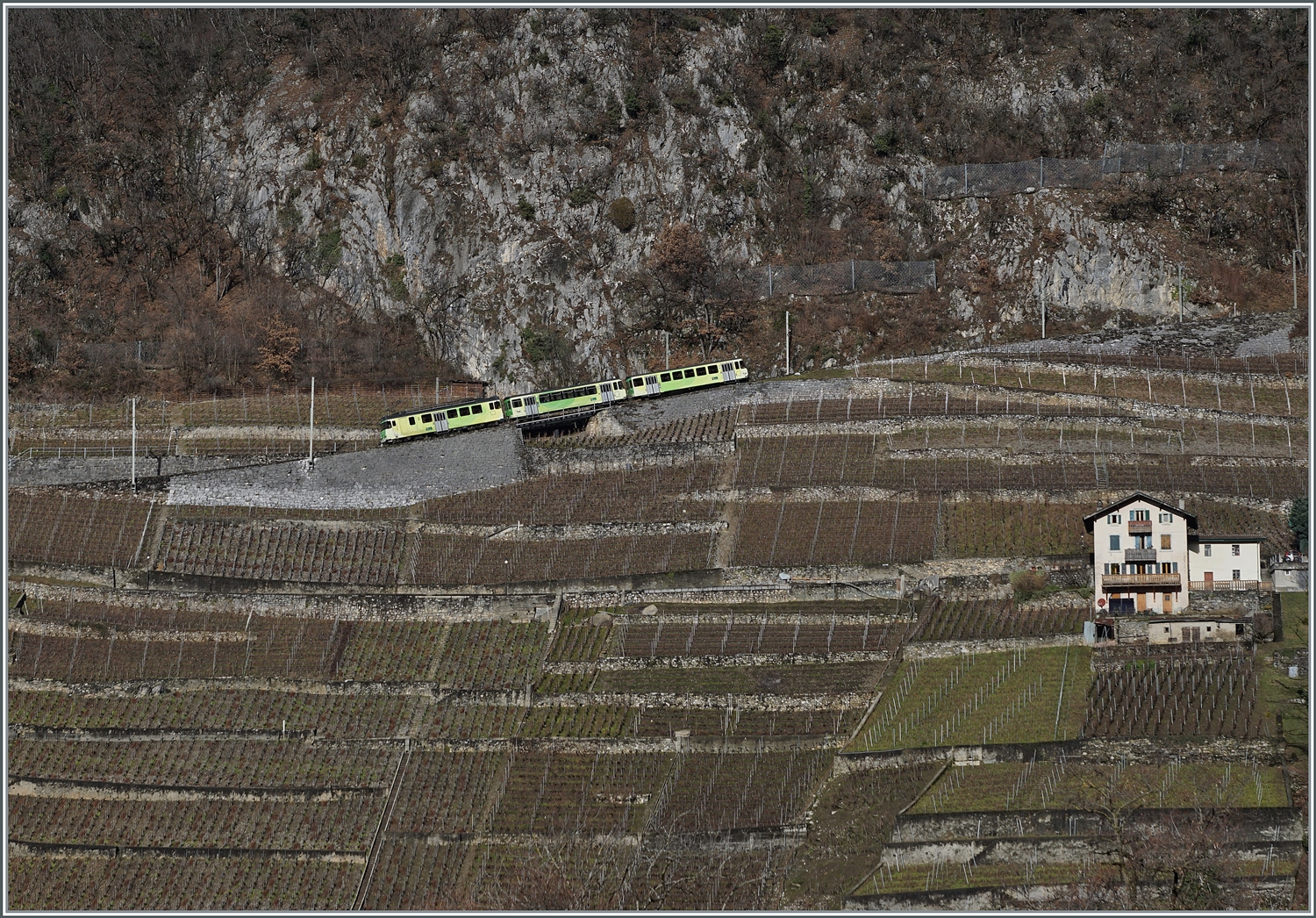 Ein TPC A-L BDeh 4/4 schiebt kurz nach Fontanney zwei Beiwagen/Steuerwagen über die steile Zahnradstrecke in Richtung Leysin. 

4. Jan. 2024