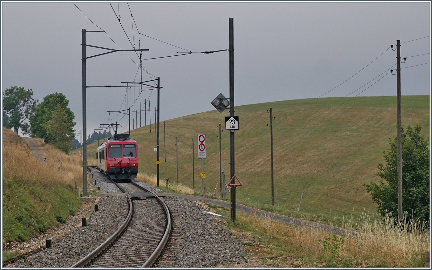 Ein Travis Regionalzug ist bei Les Charbonieres auf dem Weg nach Le Brassus. 

6. Aug. 2022