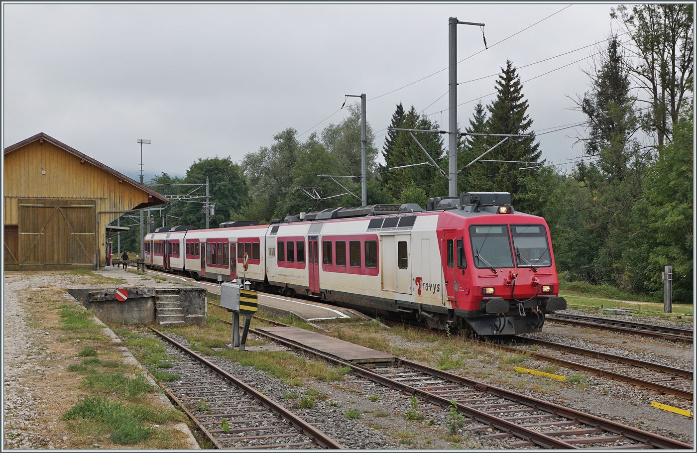 Ein Travis Regionalzug wartet in Le Pont auf den Gegenzug um seine Fahrt nach Vallorbe fort zu setzen. 

6. Aug. 2022