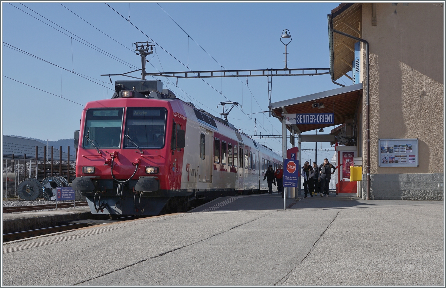 Ein TRAVYS Domino RBDe 560 wartet im Bahnhof von Le Sentier Orient aufdie Abfarht.

24. März 2022