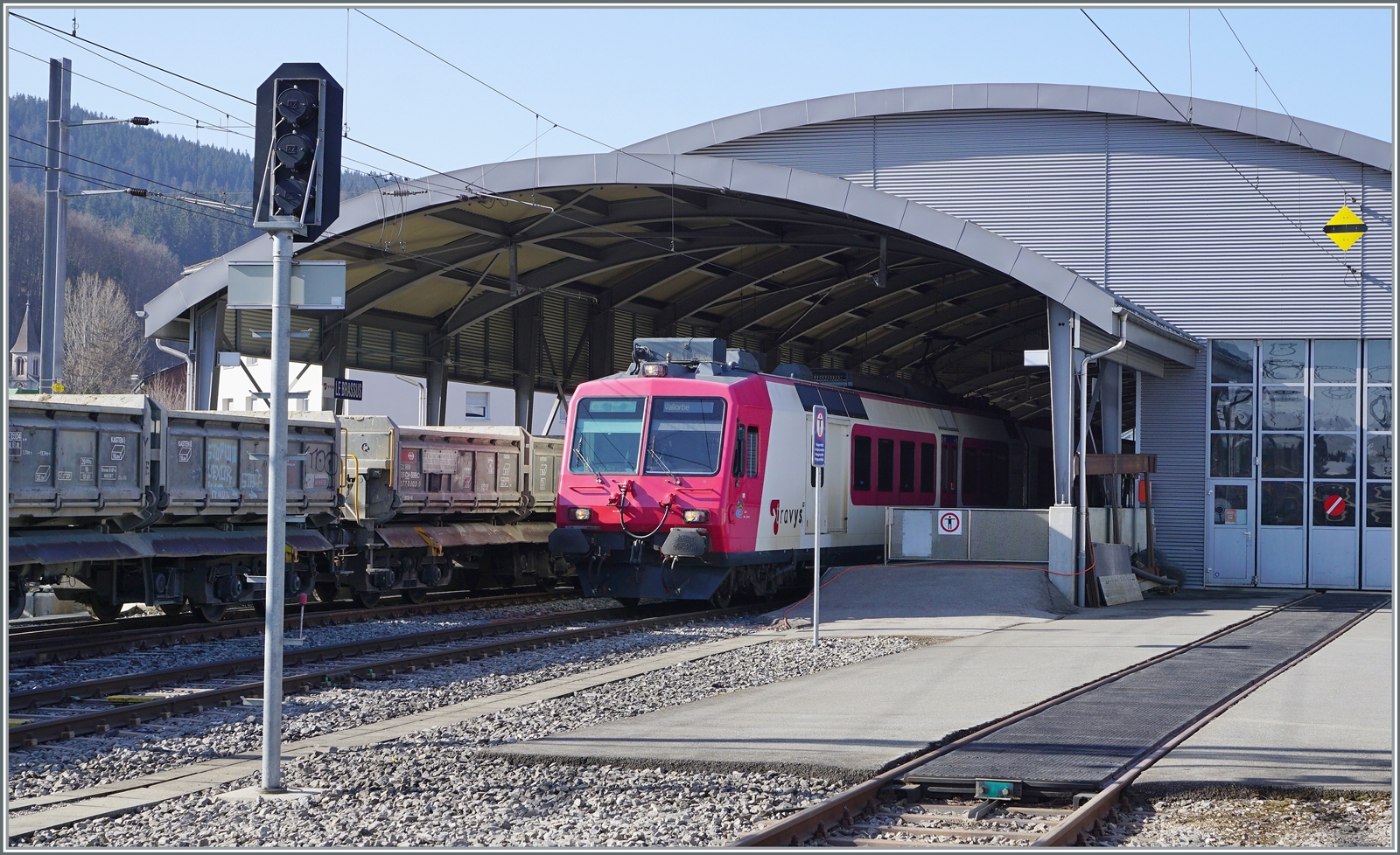 Ein TRAVYS Domino RBDe 560  versteckt  sich im Bahnhof von Le Brassus. 

24. März 2022