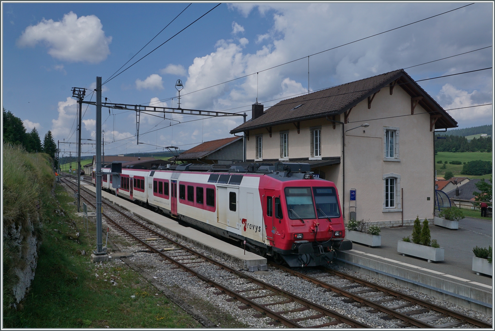 Ein Travys Domino RBDe 560 beim Halt in Le Lieu.

16. Juni 2022