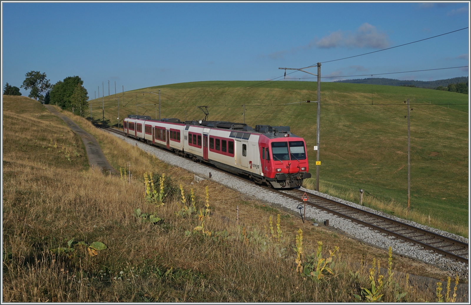 Ein TRAVYS RBDe 560 Domino ist bei Les Charbonnières auf dem Weg nach Vallorbe. Einige Wochen später wurden die Domino Züge durch SBB Flirts ersetzt, die dafür gleich bis Aigle durchgebunden wurden, dafür entfiel jedoch der Abschnitt von Le Day nach Vallorbe (welcher jedoch durch die  Flügelzüge  abgedeckt wurden. 

21. Juli 2022  