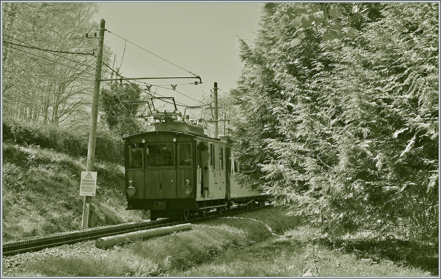 Ein Zahnradzug mit einer schiebenden He 2/2 hat soeben den Bahnhof von Col de St Ignace verlassen und steigt nun in einer ca 35 Minuten dauernden Fahrt zur Gipfelstation La Rhune hinauf, wobei die Vmax 8- 9 km/h beträgt.

12. April 2024