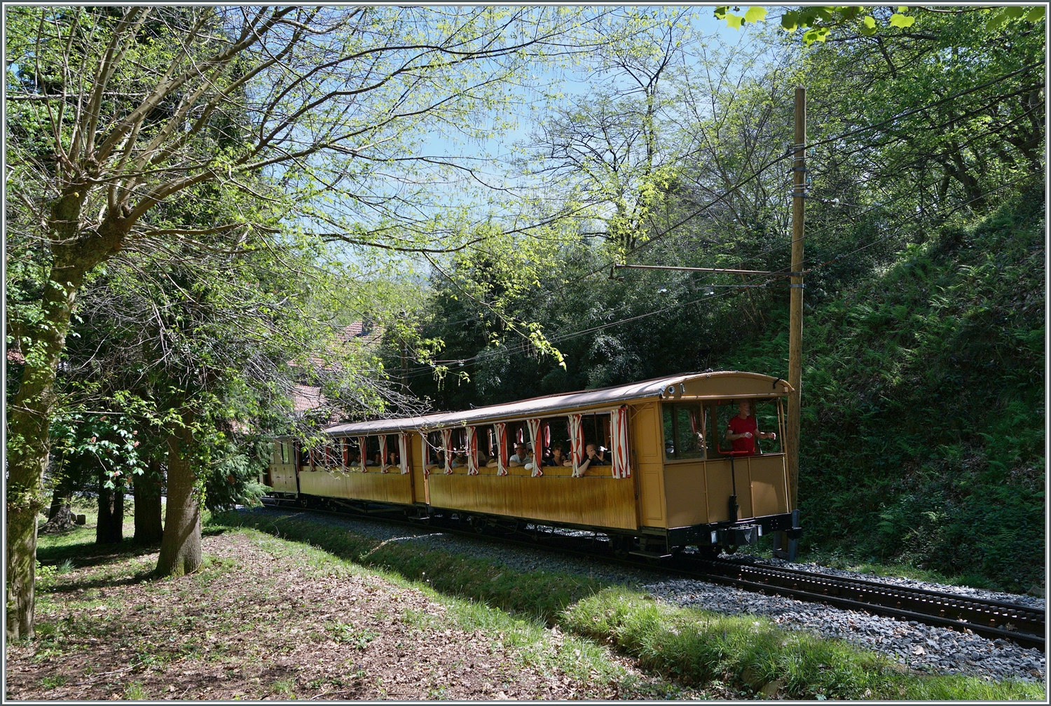 Ein Zahnradzug mit einer schiebenden He 2/2 hat soeben den Bahnhof von Col de St Ignace verlassen und steigt nun in einer ca 35 Minuten dauernden Fahrt zur Gipfelstation La Rhune hinauf, wobei die Vmax 8- 9 km/h beträgt. 

12. April 2024