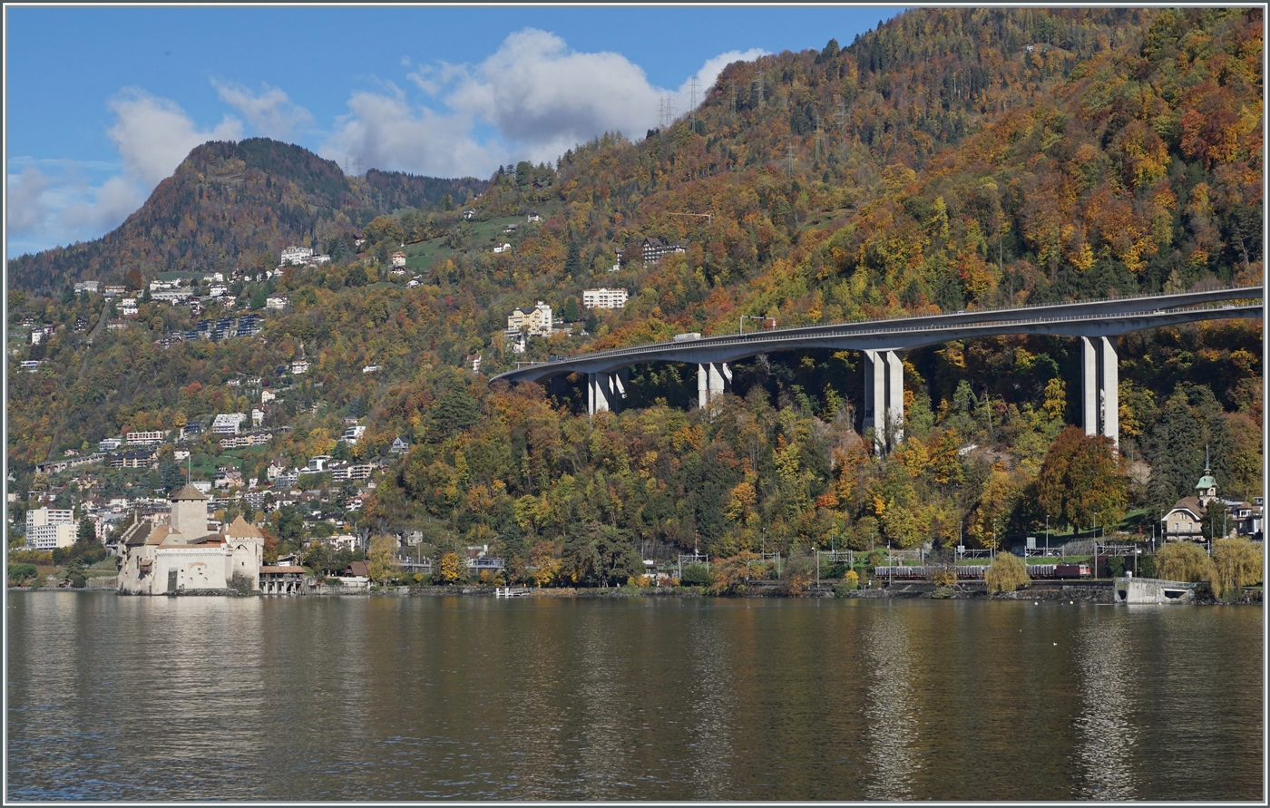 Ein Zugsuchbild: Die SBB Re 4/4 II 11269 (Re 420 269-3) ist mit einem Güterzug zwischen dem Schloss Chillon und Villeneuve unterwegs. Und wenn man ganz genau hinschaut, erkennt man wage sogar das Funi (Standseilbahn) in Glion!  

16. Nov. 2022