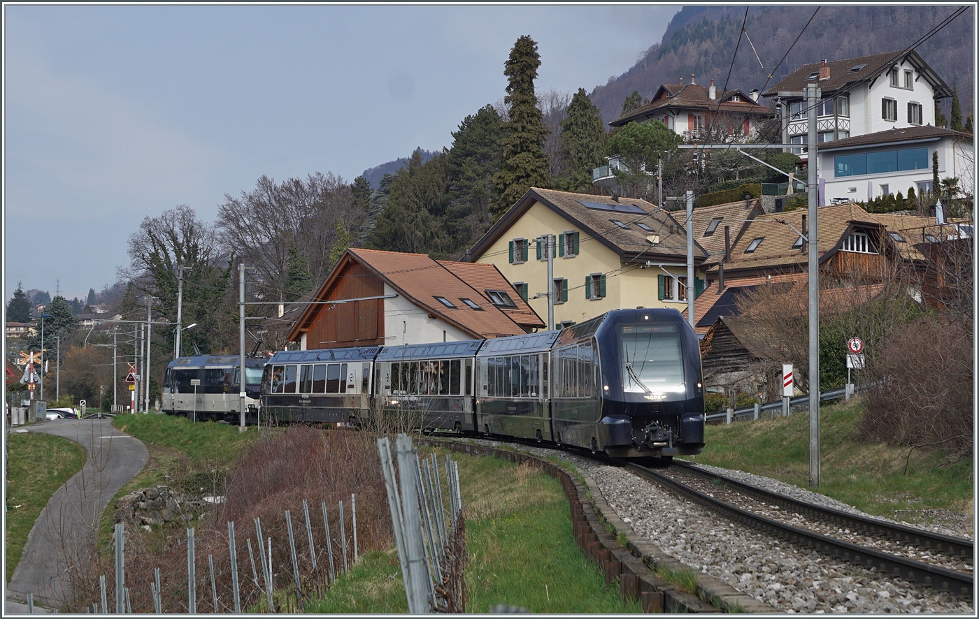 Eine MOB Ge 4/4 Serie 8000 ist mit ihrem GoldenPass Express bei Planchamp von Interlaken Ost nach Montreux unterwegs. Der Zug wurde in Zweisimmen umgespurt.

28. Feb. 2024